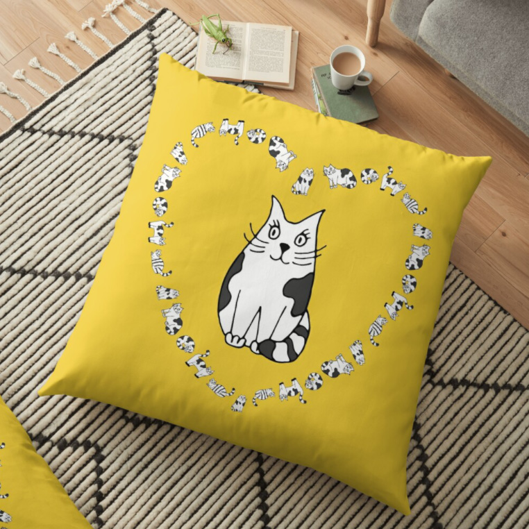 желтая подушка кот в сердечке